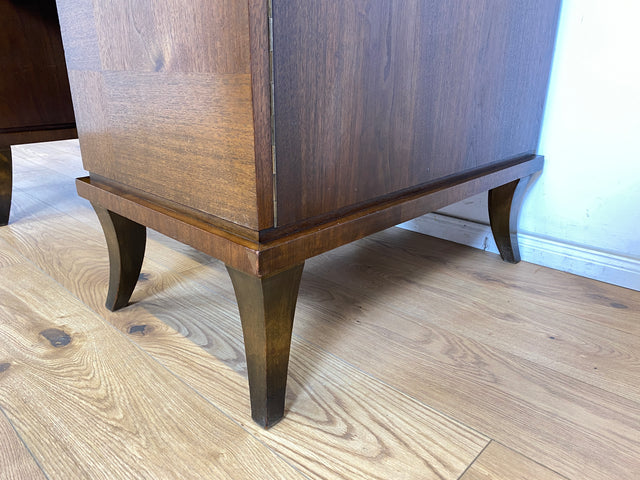 WMK Imposanter und gut erhaltener großer Art Deco Schreibtisch aus vollem Holz, freistellend, mit Schubladen und formschönen Originalgriffen # Desk Arbeitstisch Bürotisch antiker Cheftisch Vintage