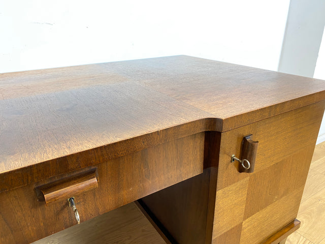 WMK Imposanter und gut erhaltener großer Art Deco Schreibtisch aus vollem Holz, freistellend, mit Schubladen und formschönen Originalgriffen # Desk Arbeitstisch Bürotisch antiker Cheftisch Vintage