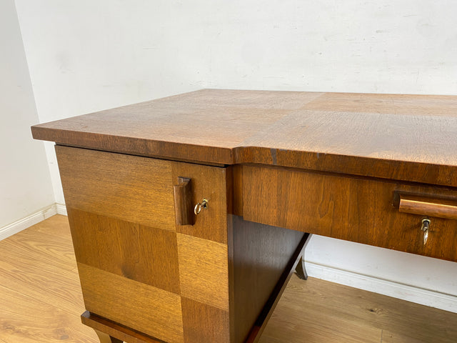 WMK Imposanter und gut erhaltener großer Art Deco Schreibtisch aus vollem Holz, freistellend, mit Schubladen und formschönen Originalgriffen # Desk Arbeitstisch Bürotisch antiker Cheftisch Vintage