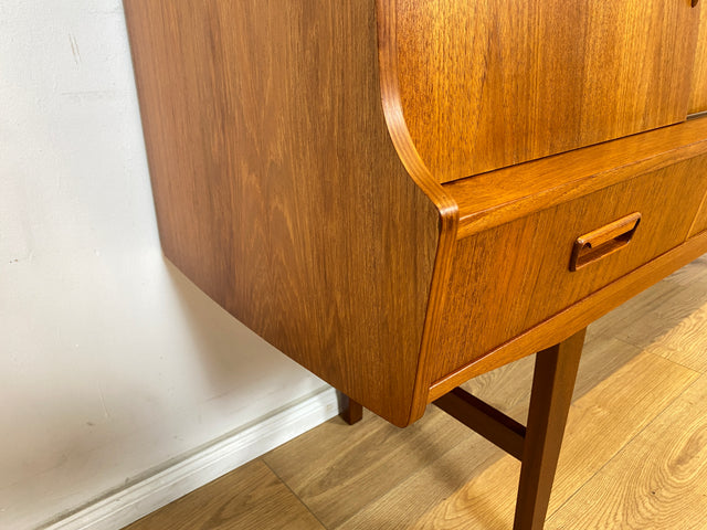 WMK Stilvolles und gut erhaltenes skandinavisches Highboard in Teakholz mit verspiegeltem Barfach, Schiebetüren, & Schubladen # Sideboard Schrank Barschrank Bar Teak Mid-Century Danish Design Vintage