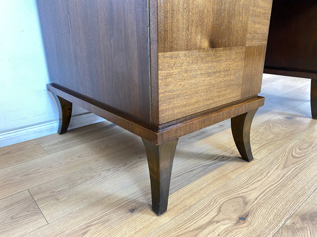 WMK Imposanter und gut erhaltener großer Art Deco Schreibtisch aus vollem Holz, freistellend, mit Schubladen und formschönen Originalgriffen # Desk Arbeitstisch Bürotisch antiker Cheftisch Vintage