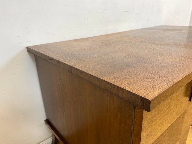 WMK Imposanter und gut erhaltener großer Art Deco Schreibtisch aus vollem Holz, freistellend, mit Schubladen und formschönen Originalgriffen # Desk Arbeitstisch Bürotisch antiker Cheftisch Vintage