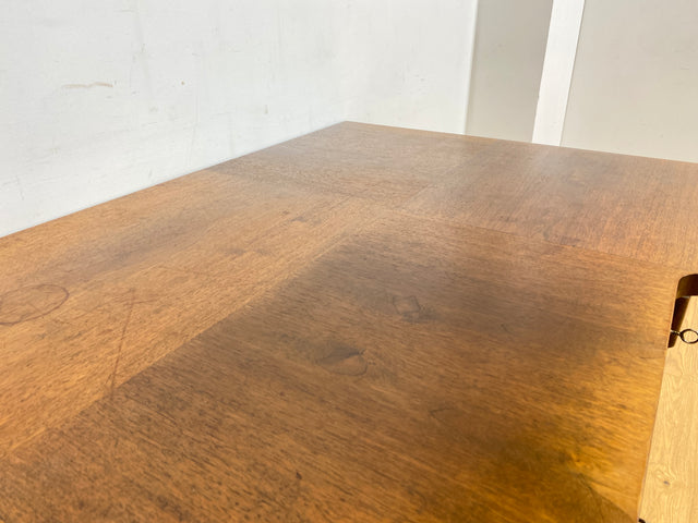 WMK Imposanter und gut erhaltener großer Art Deco Schreibtisch aus vollem Holz, freistellend, mit Schubladen und formschönen Originalgriffen # Desk Arbeitstisch Bürotisch antiker Cheftisch Vintage