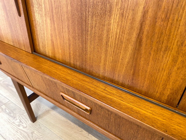 WMK Stilvolles und gut erhaltenes skandinavisches Highboard in Teakholz mit verspiegeltem Barfach, Schiebetüren, & Schubladen # Sideboard Schrank Barschrank Bar Teak Mid-Century Danish Design Vintage