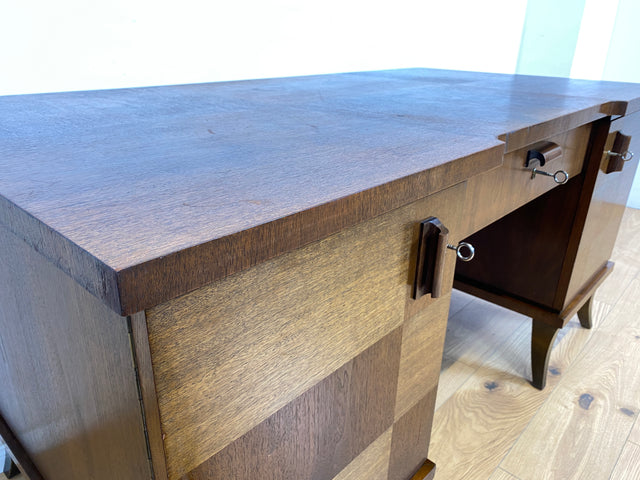 WMK Imposanter und gut erhaltener großer Art Deco Schreibtisch aus vollem Holz, freistellend, mit Schubladen und formschönen Originalgriffen # Desk Arbeitstisch Bürotisch antiker Cheftisch Vintage