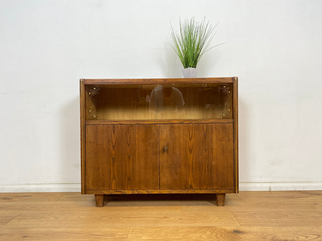 WMK Hübsche & gut erhaltene 50er Jahre Vitrinenkommode aus vollem Holz mit Schiebetüren aus Glas # Schrank Sideboard Barschrank Bar Hausbar Fernsehschrank TV-Lowboard Vitrine Mid-Century 60er Vintage