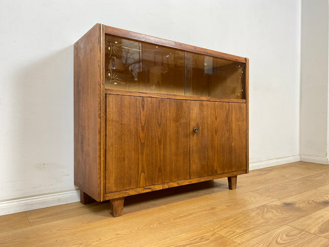 WMK Hübsche & gut erhaltene 50er Jahre Vitrinenkommode aus vollem Holz mit Schiebetüren aus Glas # Schrank Sideboard Barschrank Bar Hausbar Fernsehschrank TV-Lowboard Vitrine Mid-Century 60er Vintage