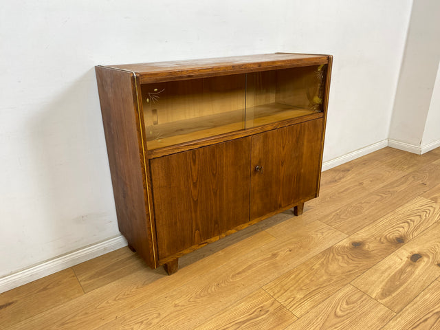 WMK Hübsche & gut erhaltene 50er Jahre Vitrinenkommode aus vollem Holz mit Schiebetüren aus Glas # Schrank Sideboard Barschrank Bar Hausbar Fernsehschrank TV-Lowboard Vitrine Mid-Century 60er Vintage