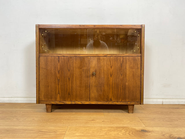 WMK Hübsche & gut erhaltene 50er Jahre Vitrinenkommode aus vollem Holz mit Schiebetüren aus Glas # Schrank Sideboard Barschrank Bar Hausbar Fernsehschrank TV-Lowboard Vitrine Mid-Century 60er Vintage