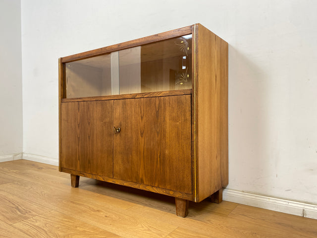 WMK Hübsche & gut erhaltene 50er Jahre Vitrinenkommode aus vollem Holz mit Schiebetüren aus Glas # Schrank Sideboard Barschrank Bar Hausbar Fernsehschrank TV-Lowboard Vitrine Mid-Century 60er Vintage