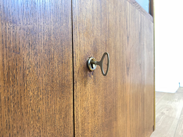 WMK Hübsche & gut erhaltene 50er Jahre Vitrinenkommode aus vollem Holz mit Schiebetüren aus Glas # Schrank Sideboard Barschrank Bar Hausbar Fernsehschrank TV-Lowboard Vitrine Mid-Century 60er Vintage