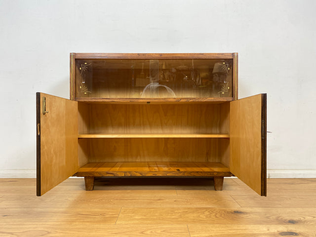 WMK Hübsche & gut erhaltene 50er Jahre Vitrinenkommode aus vollem Holz mit Schiebetüren aus Glas # Schrank Sideboard Barschrank Bar Hausbar Fernsehschrank TV-Lowboard Vitrine Mid-Century 60er Vintage