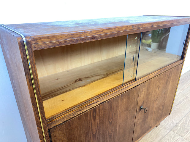 WMK Hübsche & gut erhaltene 50er Jahre Vitrinenkommode aus vollem Holz mit Schiebetüren aus Glas # Schrank Sideboard Barschrank Bar Hausbar Fernsehschrank TV-Lowboard Vitrine Mid-Century 60er Vintage