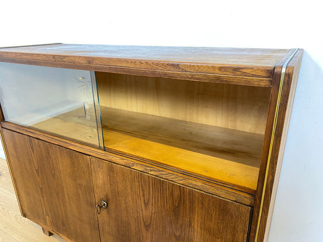 WMK Hübsche & gut erhaltene 50er Jahre Vitrinenkommode aus vollem Holz mit Schiebetüren aus Glas # Schrank Sideboard Barschrank Bar Hausbar Fernsehschrank TV-Lowboard Vitrine Mid-Century 60er Vintage