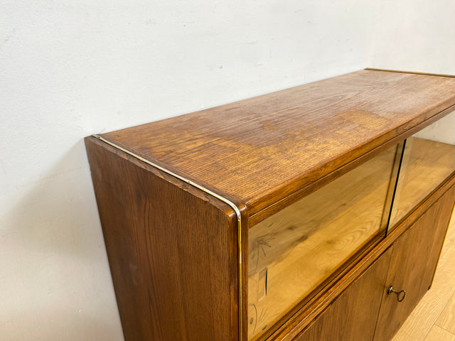 WMK Hübsche & gut erhaltene 50er Jahre Vitrinenkommode aus vollem Holz mit Schiebetüren aus Glas # Schrank Sideboard Barschrank Bar Hausbar Fernsehschrank TV-Lowboard Vitrine Mid-Century 60er Vintage