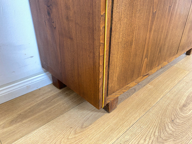 WMK Hübsche & gut erhaltene 50er Jahre Vitrinenkommode aus vollem Holz mit Schiebetüren aus Glas # Schrank Sideboard Barschrank Bar Hausbar Fernsehschrank TV-Lowboard Vitrine Mid-Century 60er Vintage