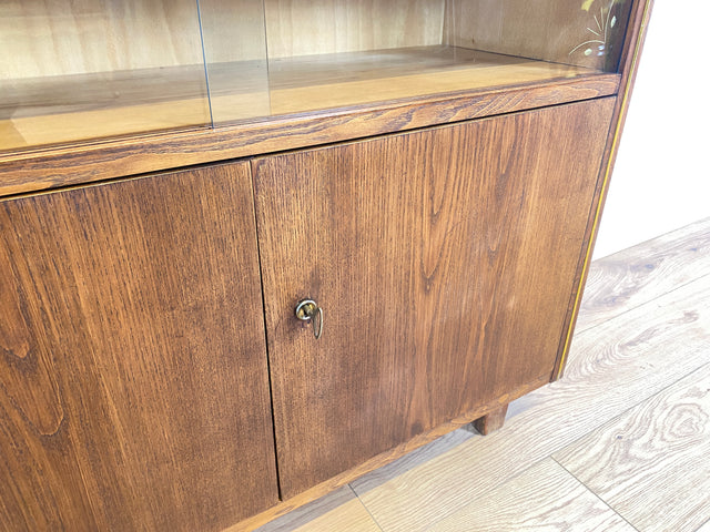 WMK Hübsche & gut erhaltene 50er Jahre Vitrinenkommode aus vollem Holz mit Schiebetüren aus Glas # Schrank Sideboard Barschrank Bar Hausbar Fernsehschrank TV-Lowboard Vitrine Mid-Century 60er Vintage