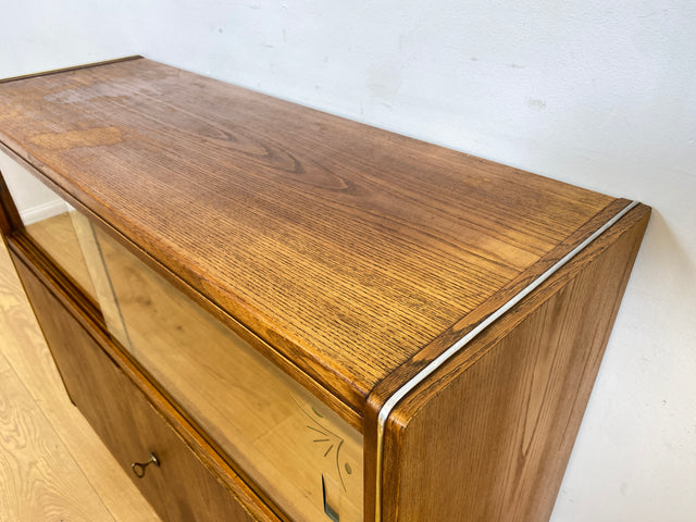 WMK Hübsche & gut erhaltene 50er Jahre Vitrinenkommode aus vollem Holz mit Schiebetüren aus Glas # Schrank Sideboard Barschrank Bar Hausbar Fernsehschrank TV-Lowboard Vitrine Mid-Century 60er Vintage