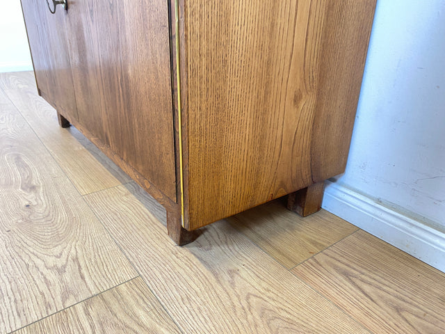 WMK Hübsche & gut erhaltene 50er Jahre Vitrinenkommode aus vollem Holz mit Schiebetüren aus Glas # Schrank Sideboard Barschrank Bar Hausbar Fernsehschrank TV-Lowboard Vitrine Mid-Century 60er Vintage