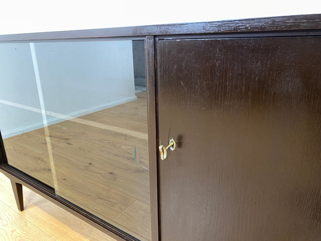 WMK Minimalistisches, gut erhaltenes & geräumiges Mid-Century Sideboard mit Schiebetüren aus Glas # Kommode Schrank Vitrinenkommode Vitrine Anrichte TV-Bank TV-Lowboard Rockabilly 50er 60er Vintage