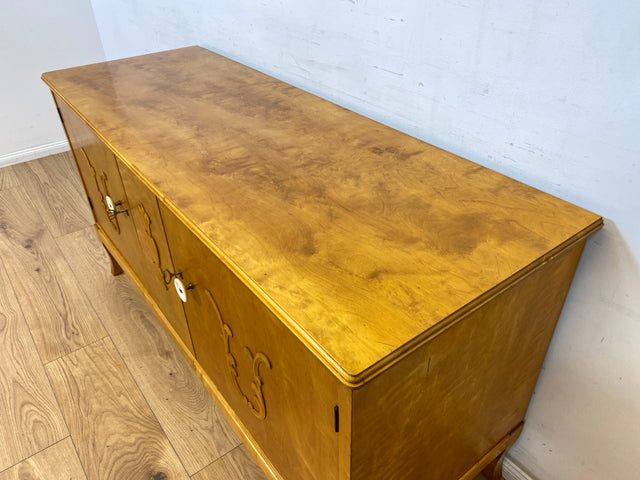 WMK Elegantes schwedisches 40er Jahre Sideboard , Vollholz, mit Originalgriffen & Holzapplikationen # Kommode Schrank Lowboard TV-Lowboard TV-Bank Wäschekommode Anrichte Vintage Jugendstil Mid-Century