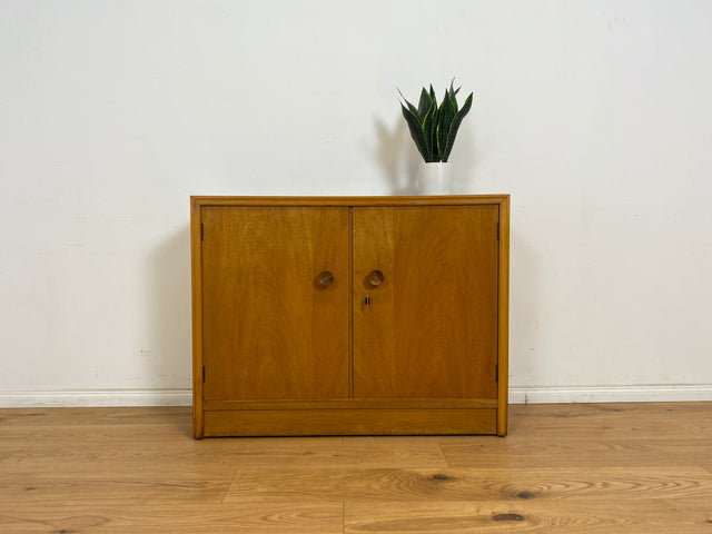 WMK Minimalistische und geräumige Mid-Century Kommode aus vollem Holz mit formschönen Holzgriffen # Schrank Sideboard Flurkommode Schuhschrank Schuhkommode Wäschekommode Retro Vintage 50er 60er