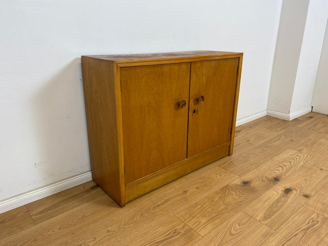 WMK Minimalistische und geräumige Mid-Century Kommode aus vollem Holz mit formschönen Holzgriffen # Schrank Sideboard Flurkommode Schuhschrank Schuhkommode Wäschekommode Retro Vintage 50er 60er