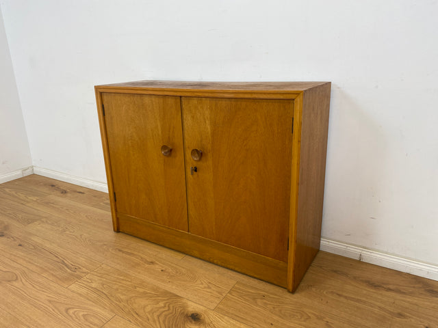 WMK Minimalistische und geräumige Mid-Century Kommode aus vollem Holz mit formschönen Holzgriffen # Schrank Sideboard Flurkommode Schuhschrank Schuhkommode Wäschekommode Retro Vintage 50er 60er