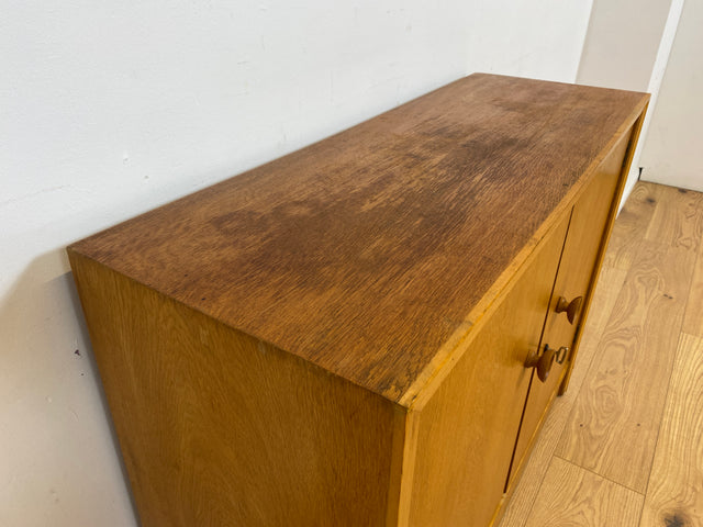 WMK Minimalistische und geräumige Mid-Century Kommode aus vollem Holz mit formschönen Holzgriffen # Schrank Sideboard Flurkommode Schuhschrank Schuhkommode Wäschekommode Retro Vintage 50er 60er