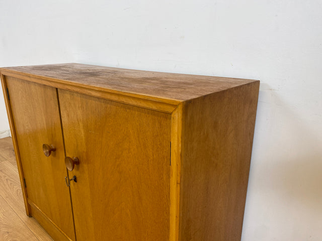 WMK Minimalistische und geräumige Mid-Century Kommode aus vollem Holz mit formschönen Holzgriffen # Schrank Sideboard Flurkommode Schuhschrank Schuhkommode Wäschekommode Retro Vintage 50er 60er