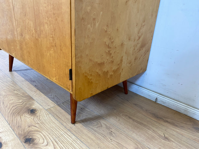 WMK Freundlicher und geräumiger 60er Jahre Kleiderschrank auf hübschen konischen Füßen # 2-türiger Schrank Wäscheschrank Schlafzimmerschrank Flurschrank Wardrobe 50er Vintage Mid-Century DDR VEB Retro