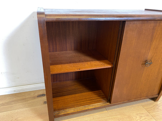 WMK Formschöne und gut erhaltene Mid-Century Barkommode aus vollem Holz mit original Schiebetüren # Kommode Sideboard Schränkchen Barschrank Bar Minibar Hausbar Vitrinenkommode 50er 60er Vintage Retro