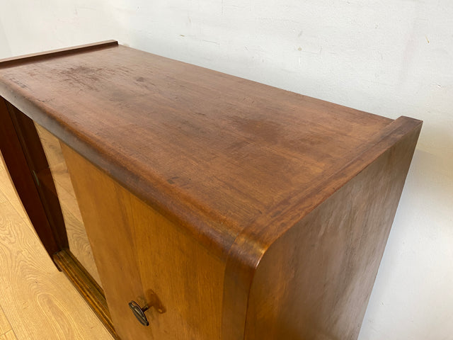 WMK Formschöne und gut erhaltene Mid-Century Barkommode aus vollem Holz mit original Schiebetüren # Kommode Sideboard Schränkchen Barschrank Bar Minibar Hausbar Vitrinenkommode 50er 60er Vintage Retro