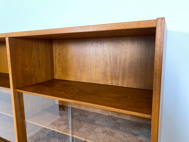 WMK Hochwertiges & sehr gut erhaltenes skandinavisches Designerregal von Poul Hundevad , Massivholz in Teak # Vitrine Bücherschrank Bücherregal Sideboard Danish Design Mid-Century Vintage Teakholz