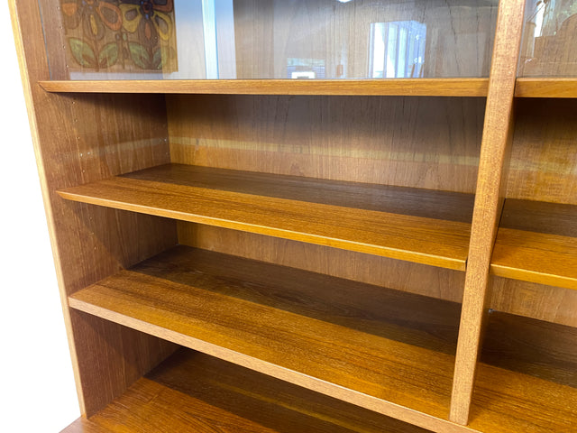 WMK Hochwertiges & sehr gut erhaltenes skandinavisches Designerregal von Poul Hundevad , Massivholz in Teak # Vitrine Bücherschrank Bücherregal Sideboard Danish Design Mid-Century Vintage Teakholz