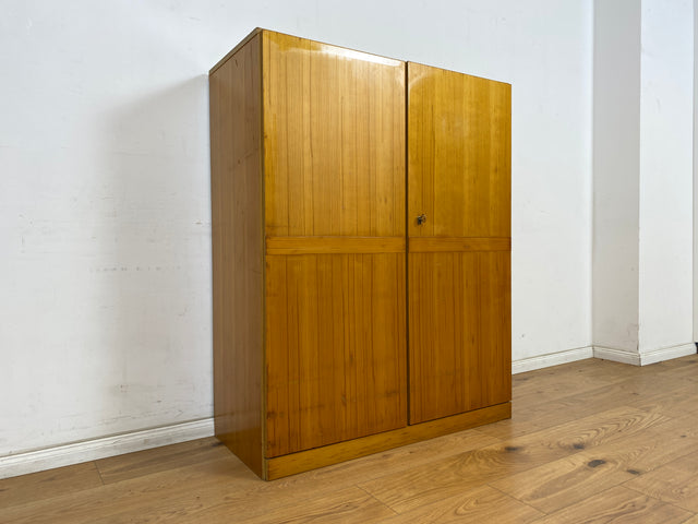 WMK Freundlicher und geräumiger jedoch ziemlich abgerockter heller 70er Jahre Wäscheschrank mit 3 Einlegeböden # Schrank Kleiderschrank Schlafzimmerschrank Flurschrank Schuhschrank Wardrobe Vintage