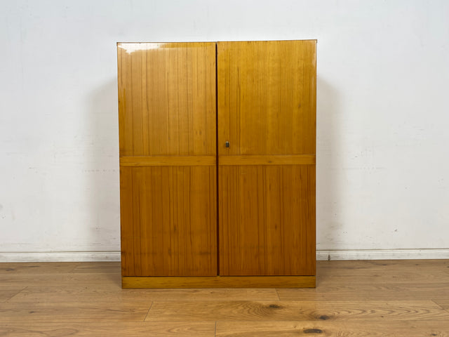 WMK Freundlicher und geräumiger jedoch ziemlich abgerockter heller 70er Jahre Wäscheschrank mit 3 Einlegeböden # Schrank Kleiderschrank Schlafzimmerschrank Flurschrank Schuhschrank Wardrobe Vintage