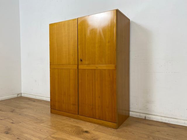 WMK Freundlicher und geräumiger jedoch ziemlich abgerockter heller 70er Jahre Wäscheschrank mit 3 Einlegeböden # Schrank Kleiderschrank Schlafzimmerschrank Flurschrank Schuhschrank Wardrobe Vintage