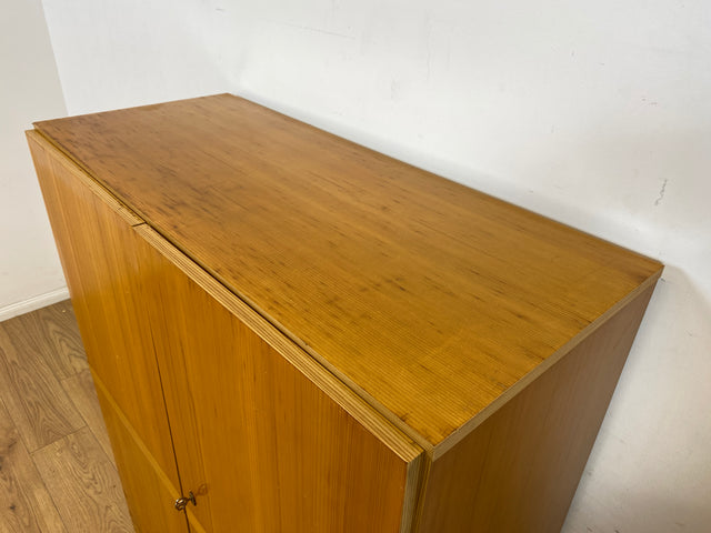 WMK Freundlicher und geräumiger jedoch ziemlich abgerockter heller 70er Jahre Wäscheschrank mit 3 Einlegeböden # Schrank Kleiderschrank Schlafzimmerschrank Flurschrank Schuhschrank Wardrobe Vintage