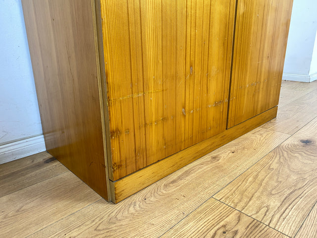 WMK Freundlicher und geräumiger jedoch ziemlich abgerockter heller 70er Jahre Wäscheschrank mit 3 Einlegeböden # Schrank Kleiderschrank Schlafzimmerschrank Flurschrank Schuhschrank Wardrobe Vintage