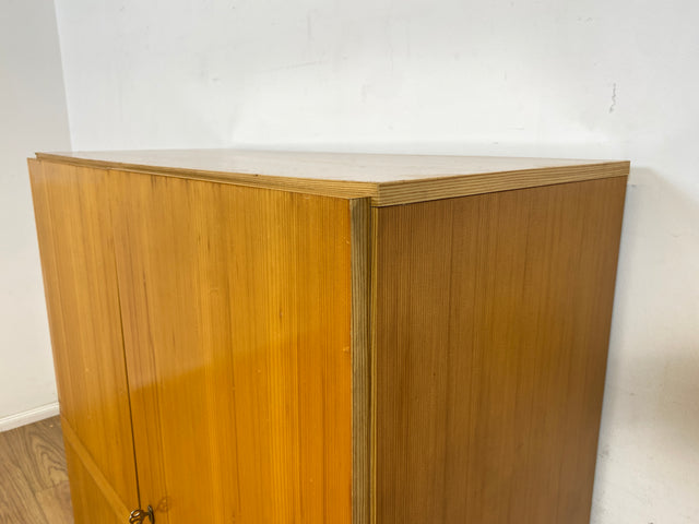 WMK Freundlicher und geräumiger jedoch ziemlich abgerockter heller 70er Jahre Wäscheschrank mit 3 Einlegeböden # Schrank Kleiderschrank Schlafzimmerschrank Flurschrank Schuhschrank Wardrobe Vintage