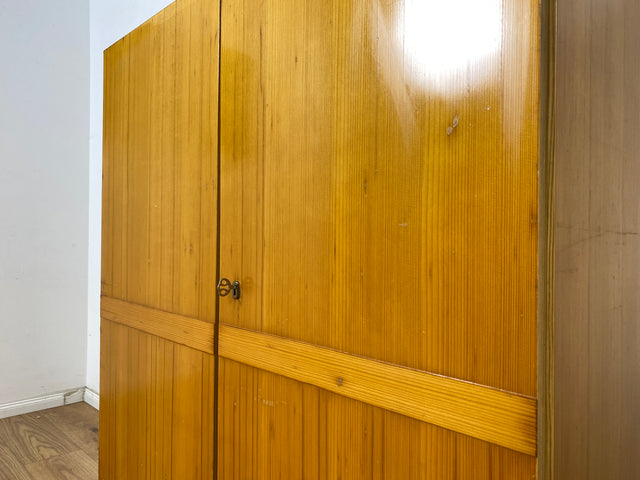 WMK Freundlicher und geräumiger jedoch ziemlich abgerockter heller 70er Jahre Wäscheschrank mit 3 Einlegeböden # Schrank Kleiderschrank Schlafzimmerschrank Flurschrank Schuhschrank Wardrobe Vintage