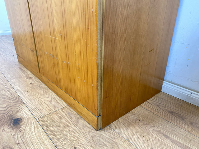 WMK Freundlicher und geräumiger jedoch ziemlich abgerockter heller 70er Jahre Wäscheschrank mit 3 Einlegeböden # Schrank Kleiderschrank Schlafzimmerschrank Flurschrank Schuhschrank Wardrobe Vintage