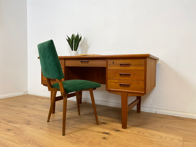 WMK Stilvoller und sehr gut erhaltener skandinavischer Schreibtisch in Teakholz , freistellend mit Regal an der Rückseite # Desk Arbeitstisch Bürotisch Sekretär Mid-Century Vintage Teak Danish Design