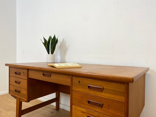 WMK Stilvoller und sehr gut erhaltener skandinavischer Schreibtisch in Teakholz , freistellend mit Regal an der Rückseite # Desk Arbeitstisch Bürotisch Sekretär Mid-Century Vintage Teak Danish Design