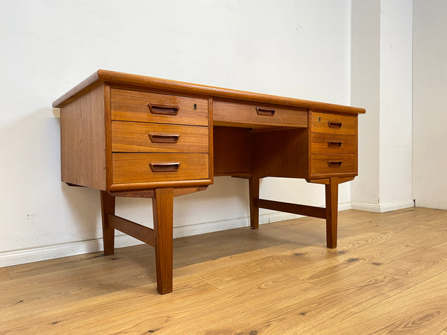 WMK Stilvoller und sehr gut erhaltener skandinavischer Schreibtisch in Teakholz , freistellend mit Regal an der Rückseite # Desk Arbeitstisch Bürotisch Sekretär Mid-Century Vintage Teak Danish Design