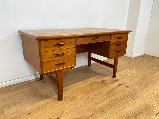 WMK Stilvoller und sehr gut erhaltener skandinavischer Schreibtisch in Teakholz , freistellend mit Regal an der Rückseite # Desk Arbeitstisch Bürotisch Sekretär Mid-Century Vintage Teak Danish Design