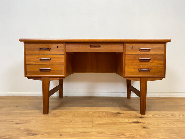 WMK Stilvoller und sehr gut erhaltener skandinavischer Schreibtisch in Teakholz , freistellend mit Regal an der Rückseite # Desk Arbeitstisch Bürotisch Sekretär Mid-Century Vintage Teak Danish Design