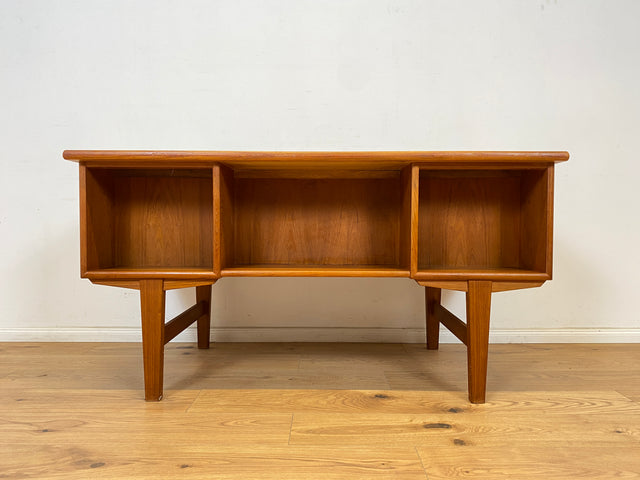 WMK Stilvoller und sehr gut erhaltener skandinavischer Schreibtisch in Teakholz , freistellend mit Regal an der Rückseite # Desk Arbeitstisch Bürotisch Sekretär Mid-Century Vintage Teak Danish Design