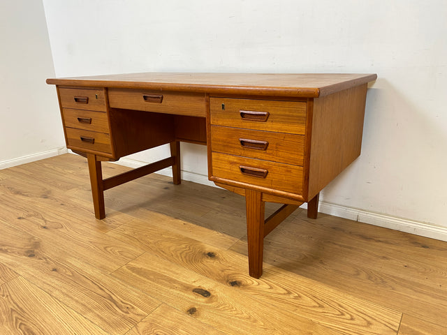 WMK Stilvoller und sehr gut erhaltener skandinavischer Schreibtisch in Teakholz , freistellend mit Regal an der Rückseite # Desk Arbeitstisch Bürotisch Sekretär Mid-Century Vintage Teak Danish Design